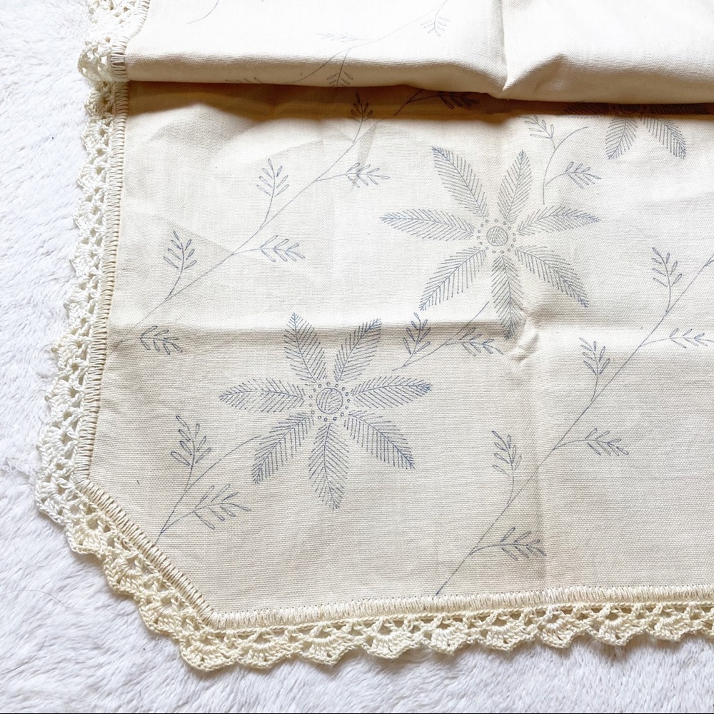 Vintage table runner cream and blue - Picture 3 of 4